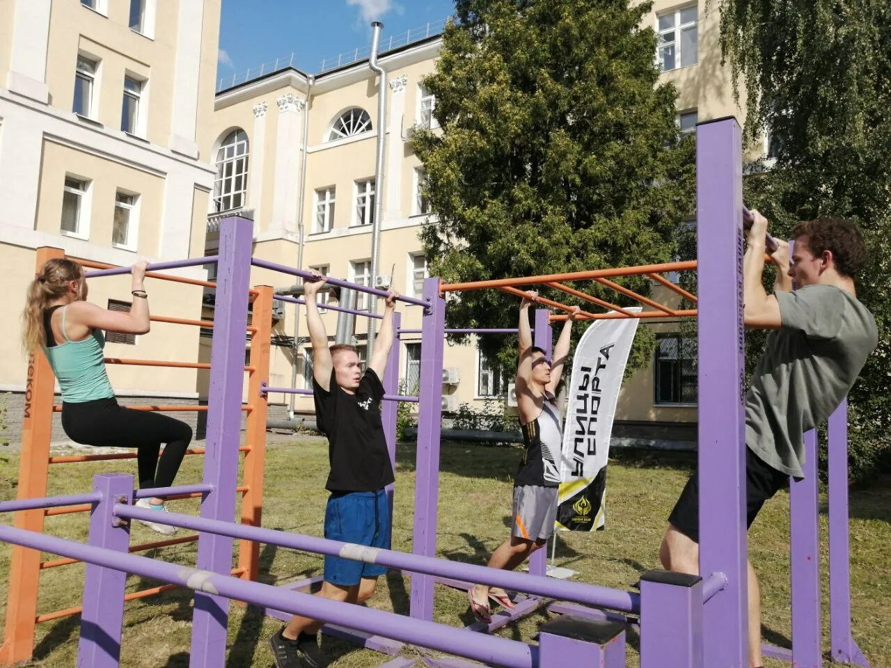 Спортплощадка университет Лобачевского. Спорт на улице. Воркаут площадка. Уличные тренировки. Спортивная улица 21