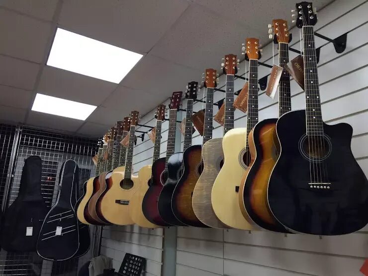 Музыкальный магазин в люберцах. Guitar shop. Поп мьюзик октябрьское поле. Музыкальный магазин. Магазин музыкальных инструментов интерьер.
