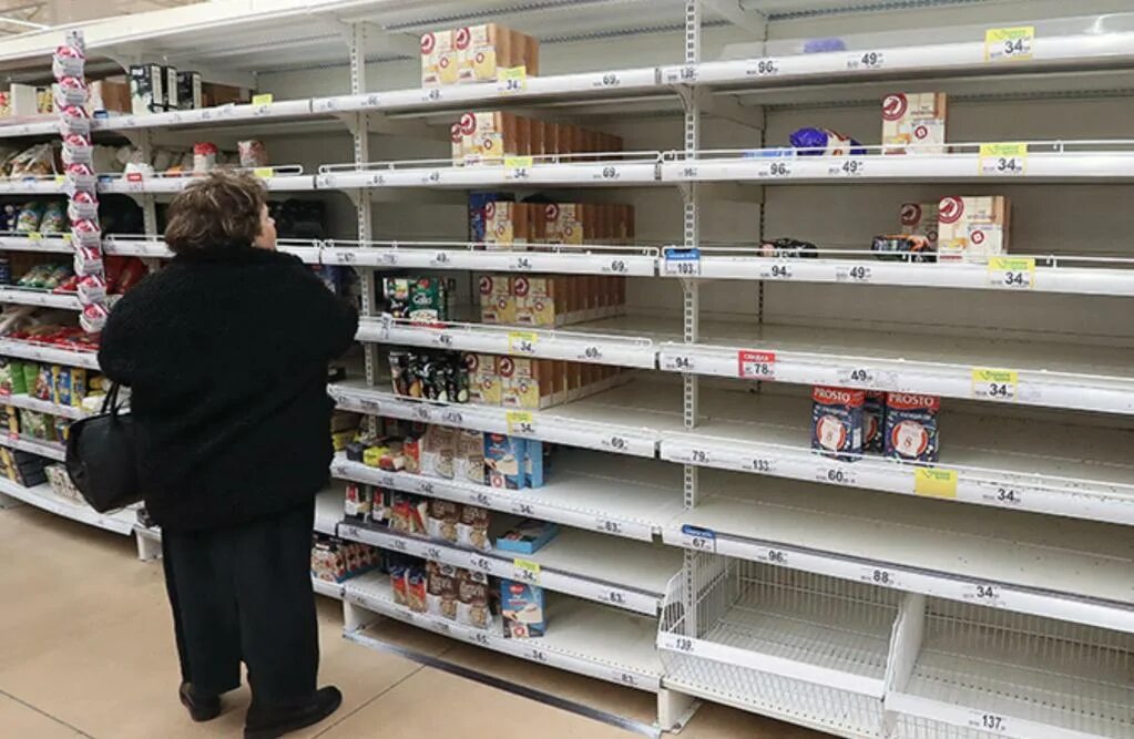 Дефицит сейчас. Дефицит сейчас. Супермаркет для бизнеса. Пустые полки супермаркета. Пустой прилавок магазина.