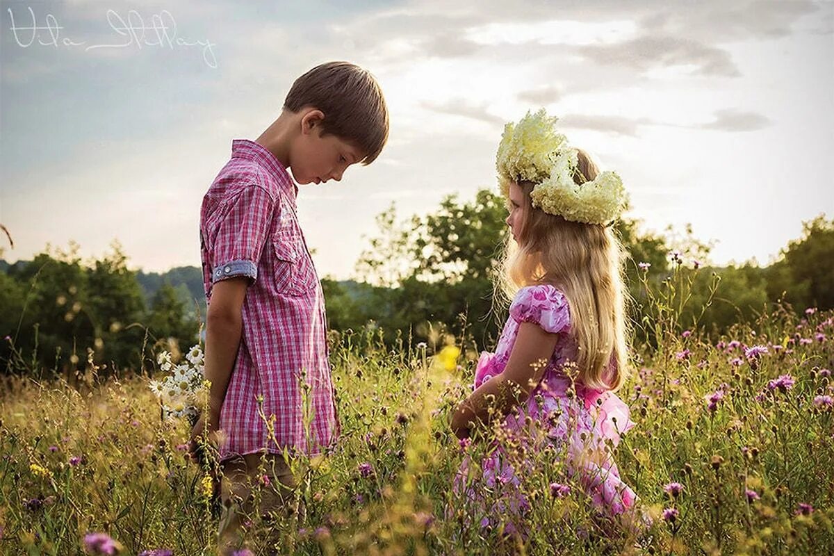 Мальчик дарит девочке цветы. Девочка с цветами. Мальчик и девочка с цветами.