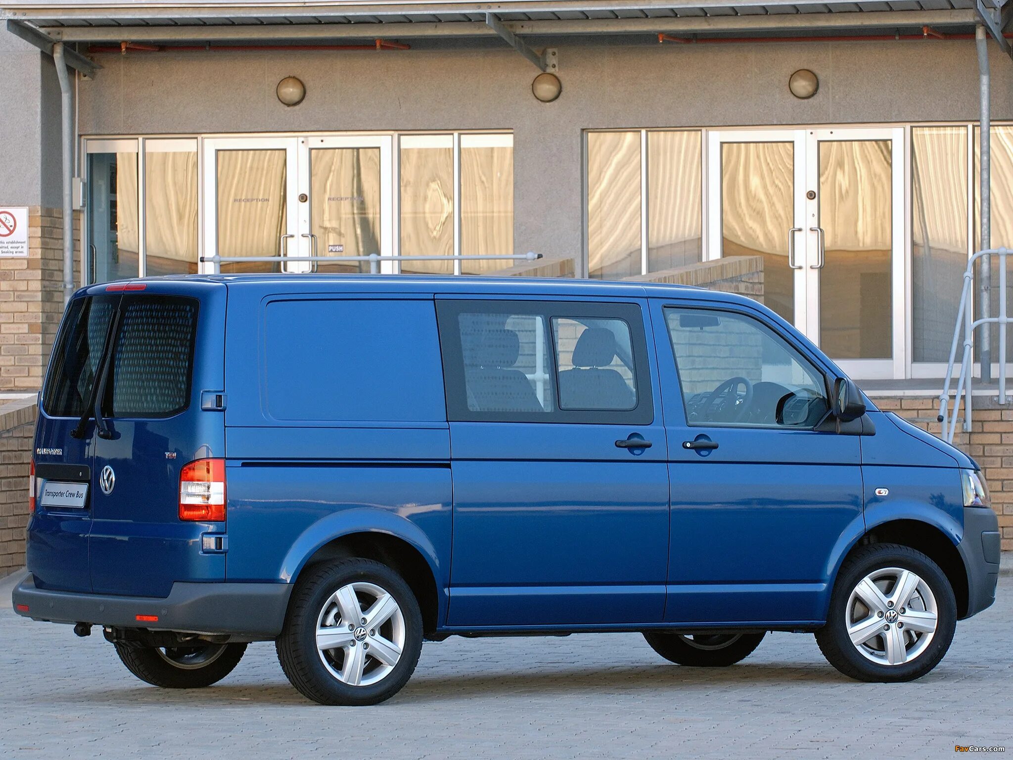 Фольц т5. Фольксваген Транспортер т5. Фольсфаген транспортёр т5. Volkswagen Transporter t5 пассажирский. Volkswagen Transporter t5 синий.