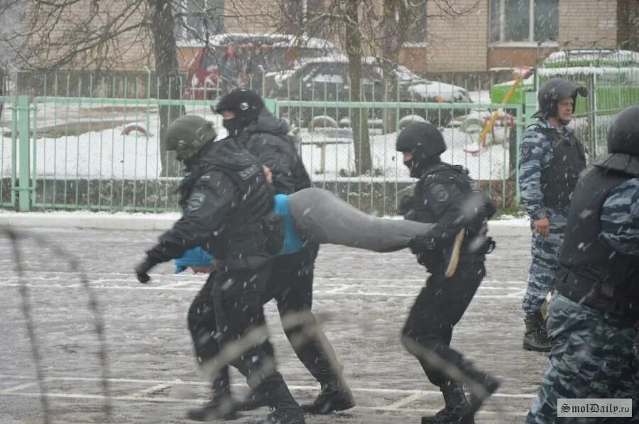 Подготовка омона. ОМОН тренируется. ОМОН тренировка. Малоярославец массовые беспорядки. ОМОН И дубинка из мешка.