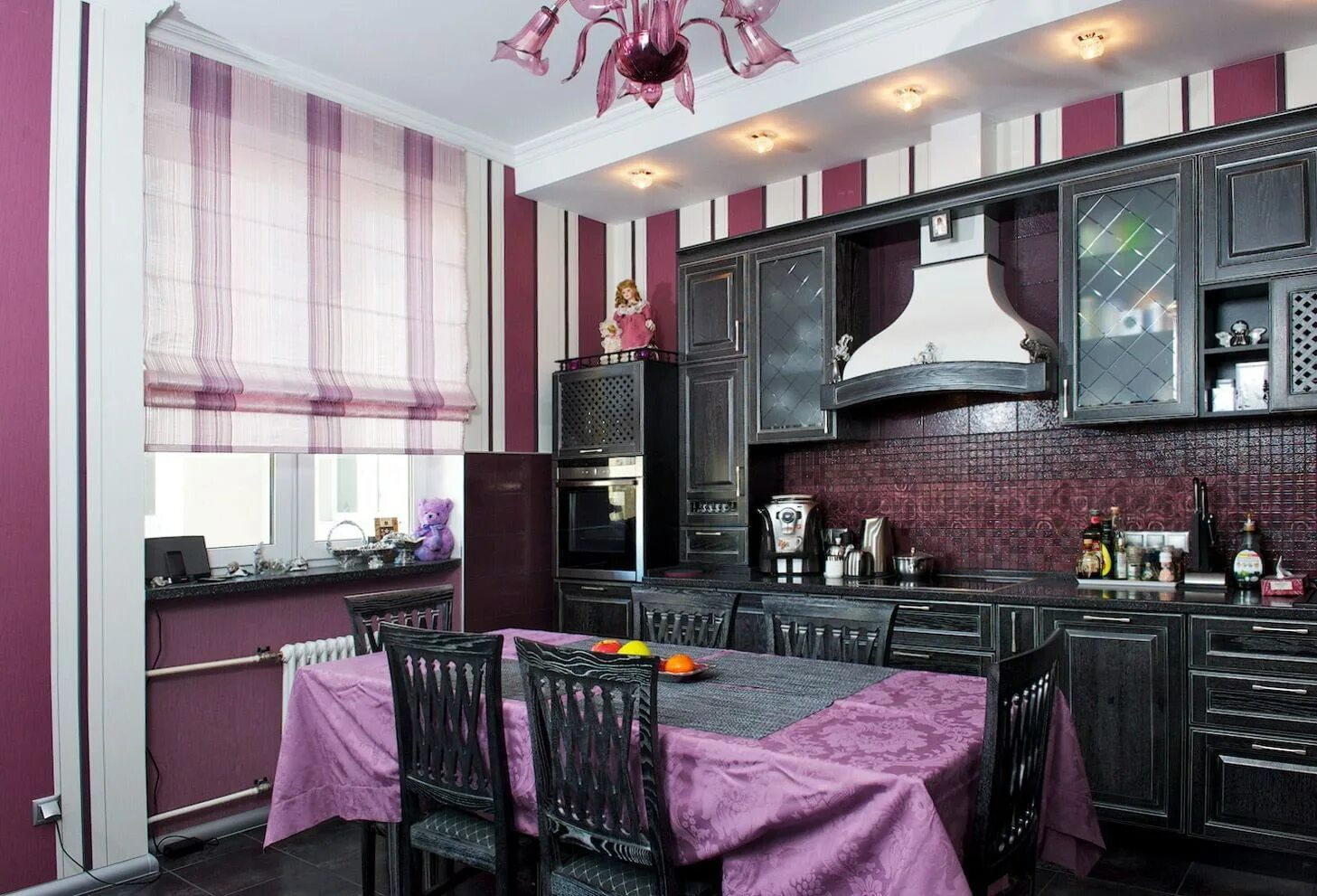 Какой цвет штор на кухню. Шторы в интерьере кухни. Фиолетовая кухня в интерьере. Лиловая кухня в интерьере. Сиреневые шторы на кухню.