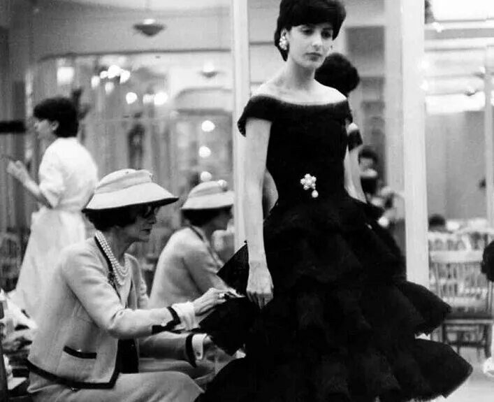 Модный дом коко шанель в париже. First chanel. Коко шанель 1954. Коко шанель показ в 1954. Первый магазин коко шанель в париже.