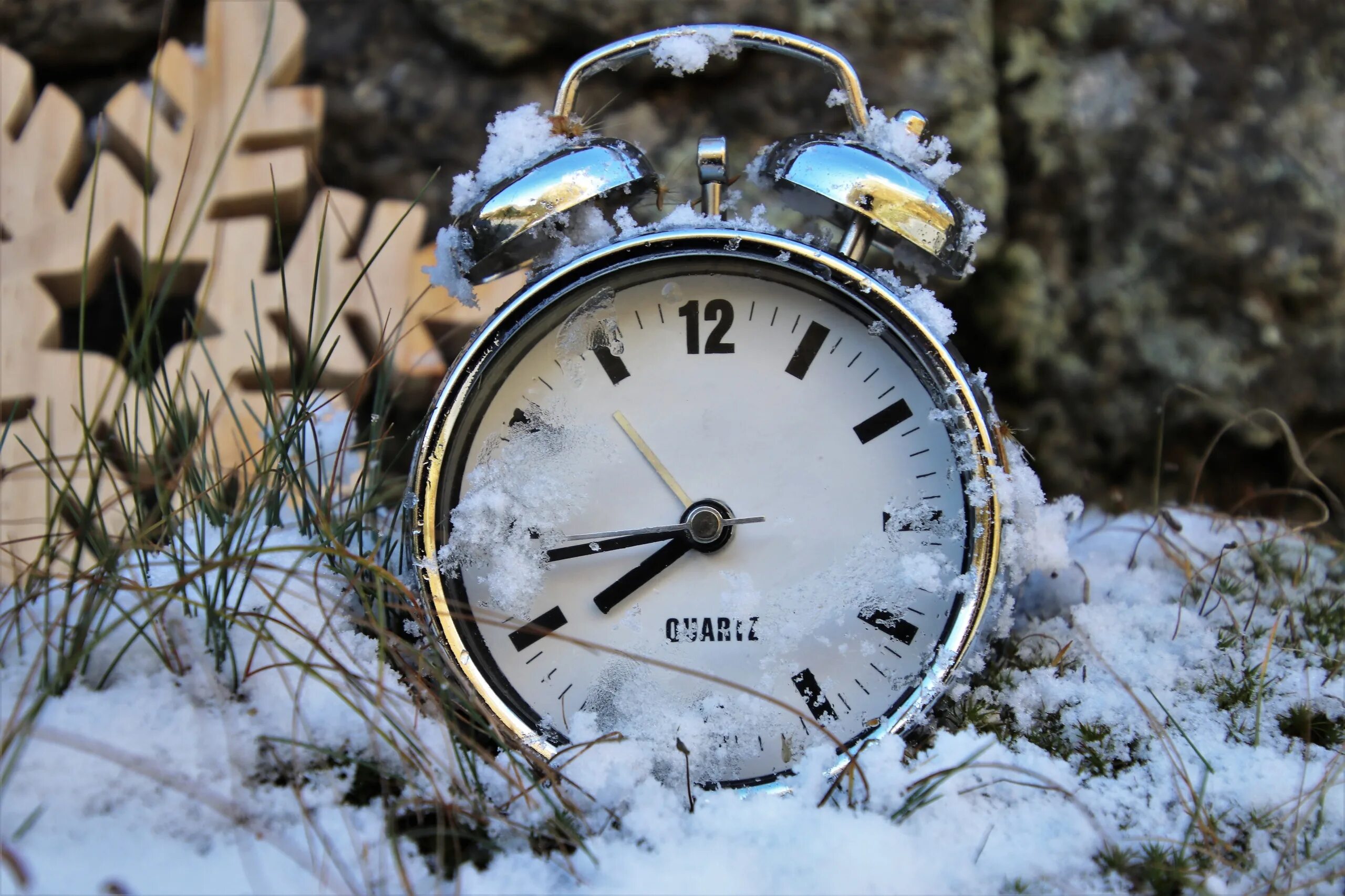 Your time winter. Зимний график работы. Зима это время. Часы зима. Часы в снегу.