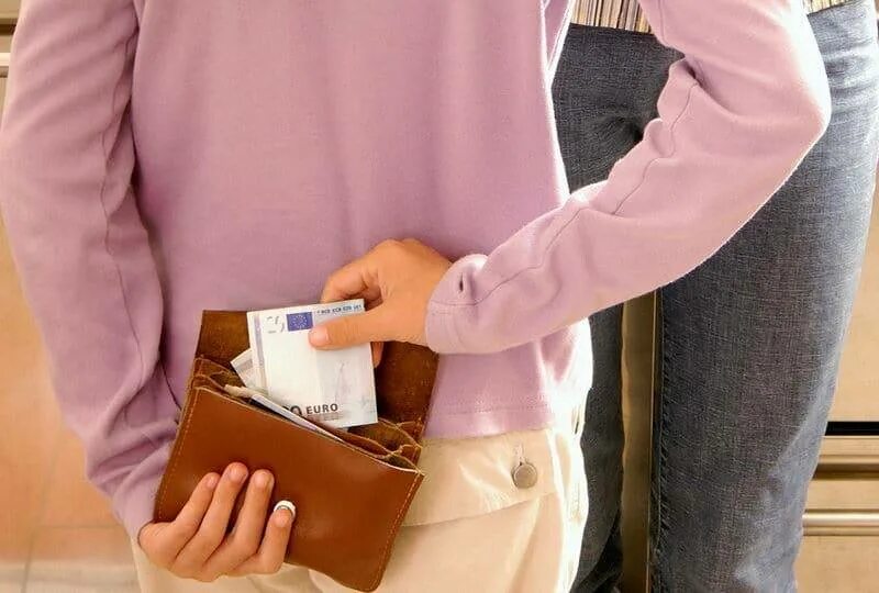 Мамы нету денег. Ворует деньги у родителей. воровство детей. воровство денег подростков. ребенок ворует деньги.