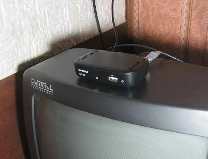 Samsung приставка к телевизору. ТВ-тюнер Lumax dv1110hd. TV-тюнер Lumax DV-1110hd. Приемник DVB-t2 Lumax dv1110hd. Приставка самсунг.