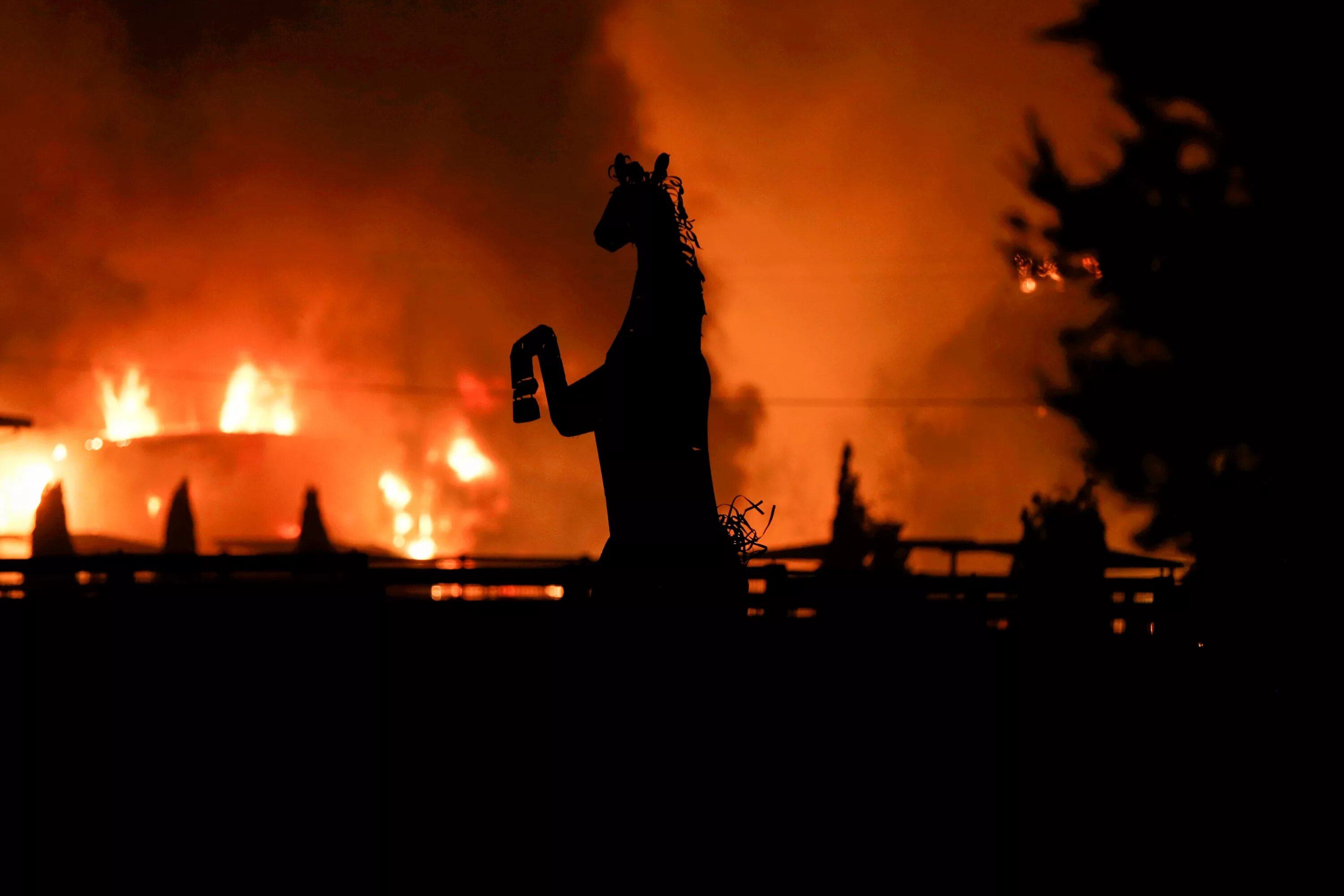 В огнях утонули. Лос-Анджелес в огне (2017). Конюшня горит.