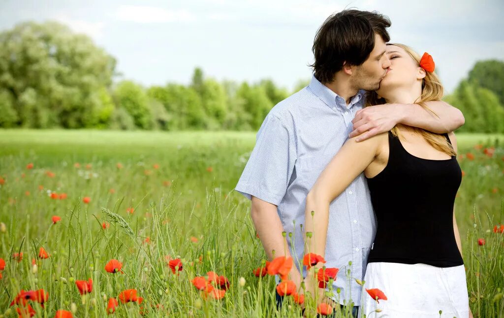 Романтик качество. Поцелуй на природе. Мужчина и женщина любовь. Влюбленные пары на природе. Любовь к природе.