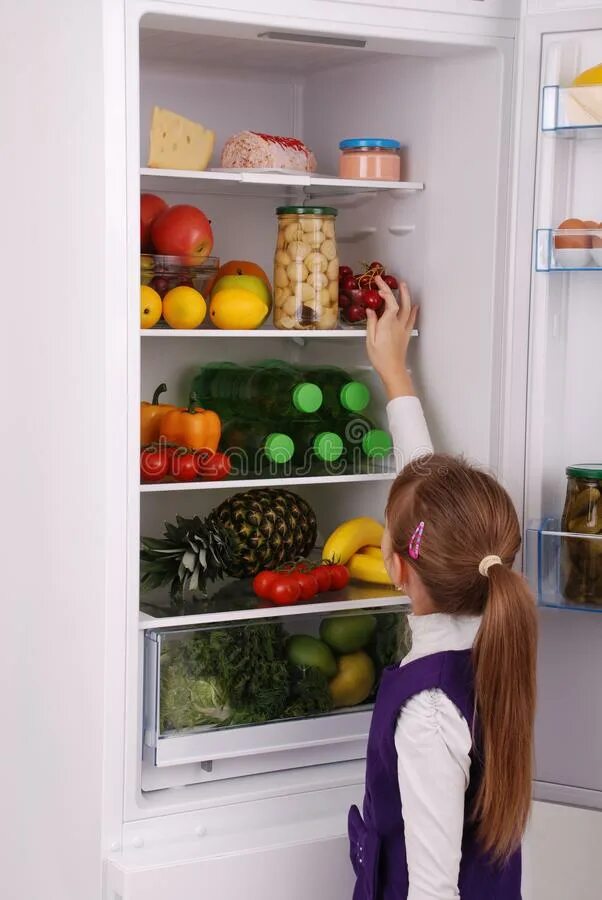There are many eggs in the fridge. Put in the fridge. растения напольные около холодильника. сок в холодильнике. обезьянка около холодильника.