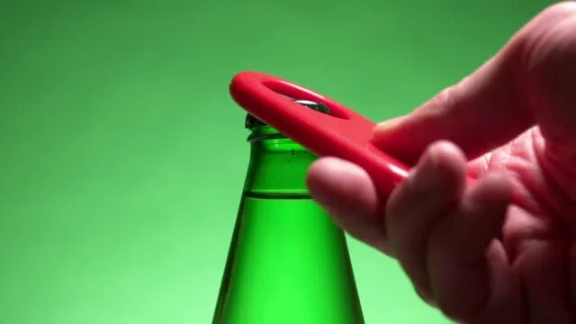 Звук открывания бутылки. Открывает бутылку газировки. видеоролик открывание бутылки с газированной водой. как открыть бутылку газировки пласмасываы. как открыть бутылку с глюкозой.