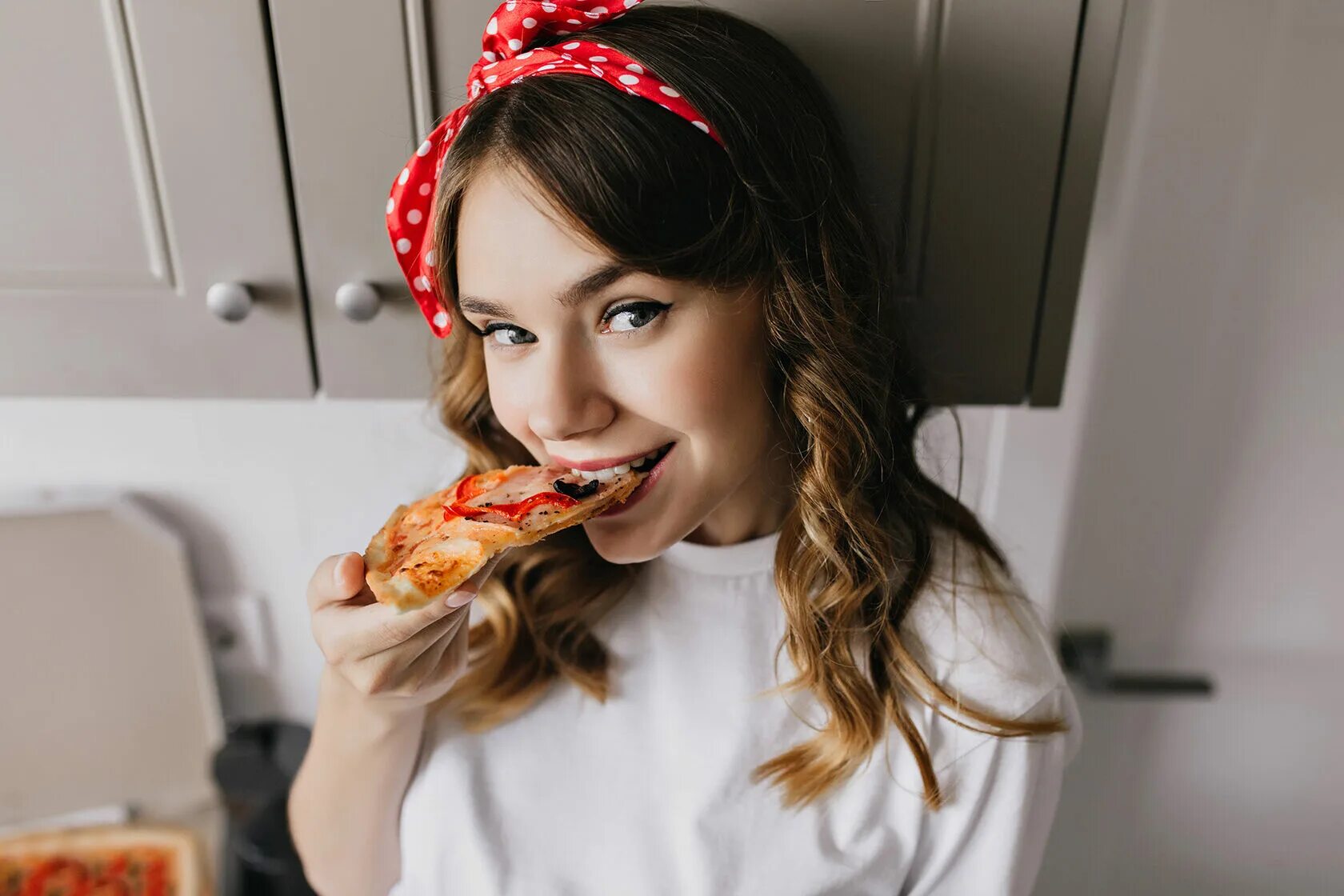 Девушка ест девушку 4. Красивая девушка ест. девушка кушает пиццу. девушка ест бекон. сочная пицца ест девушка.