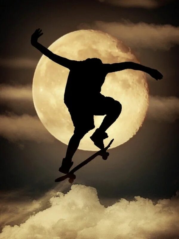 Moon sport. Ночной спорт. Прыгающий парень на фоне Луны. Прыгает на фоне Луны. Луна спорт.
