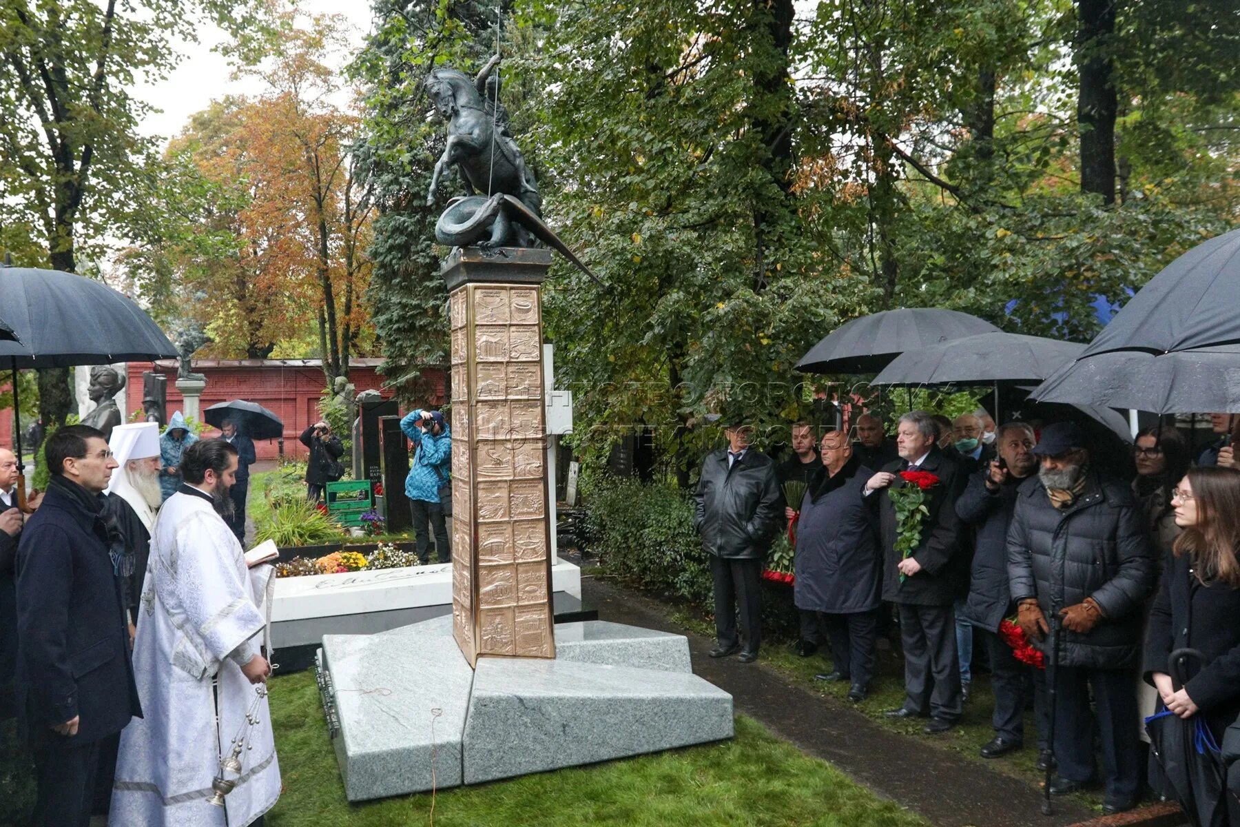 Памятник Лужкова на Новодевичьем кладбище. Могила Юрия Лужкова на Новодевичьем кладбище. Памятник Новодевичье кладбище Табаков.