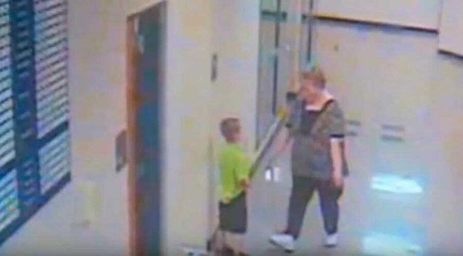 дети в туалете в детском саду. мальчик на унитазе. туалет в школе для мальчиков. школьники в уборной. дети ходят в школе в туалет.