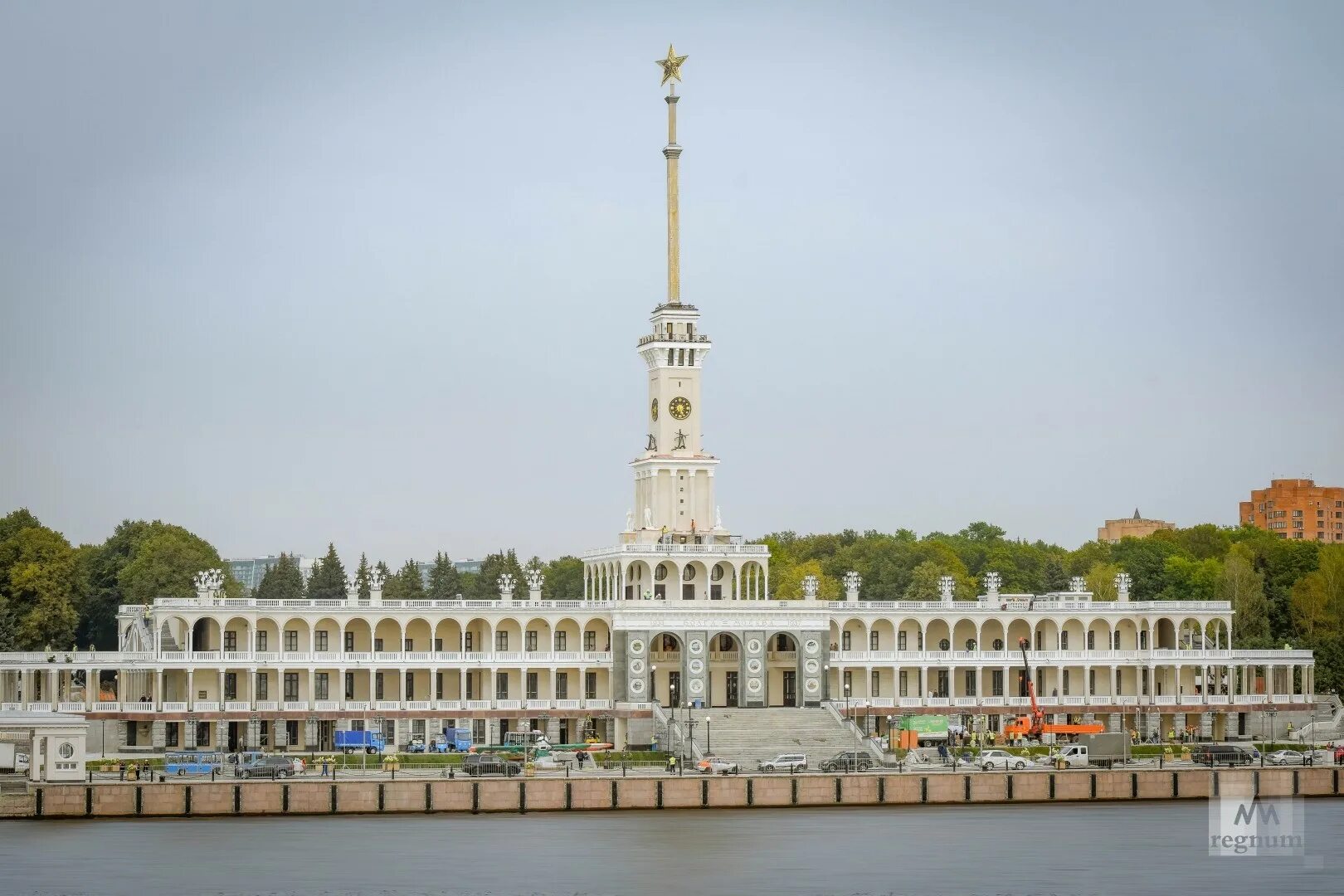 Здание северного речного вокзала в форме. Сталинский Ампир Северный Речной вокзал. Северный Речной вокзал Москва. Северный Речной вокзал (Ленинградское ш., д. 51). Парк Северного речного вокзала.