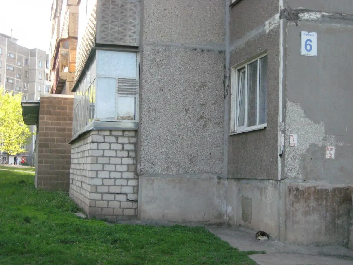 Навесной балкон. На двадцать первом этаже. Пристрой балкона на первом этаже. Пристройка балкона на втором этаже. Пристройка балкона на первом этаже.