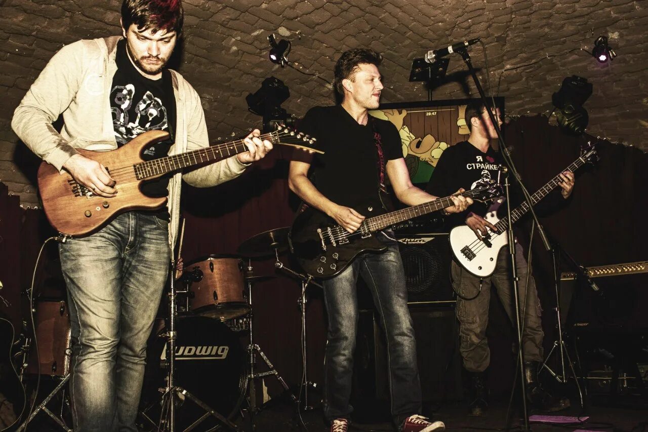 Алексей смирнов группа кафе. Птвп группа. Бас гитарист чайф. Группа последние танки в париже никонов. Группа ночь трибьют группы кино.