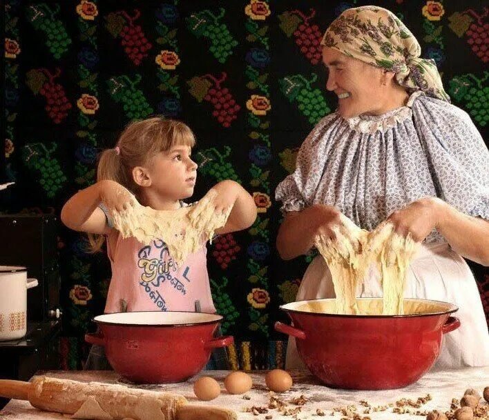Бабушка с пирожками. Бабушка печет пирожки. Передача традиций. Бабушка с внучкой пекут пироги. Танечка угости бабушку своим пирогом