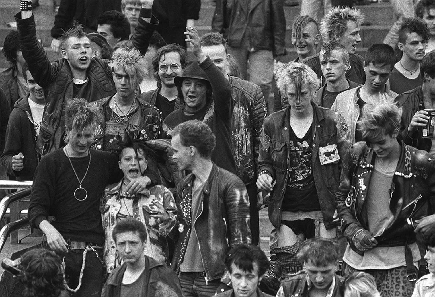 Дата хаос. Дата хаос. Дни хаоса в германии. Дни хаоса панки. С днем хаоса и беспорядка открытки.