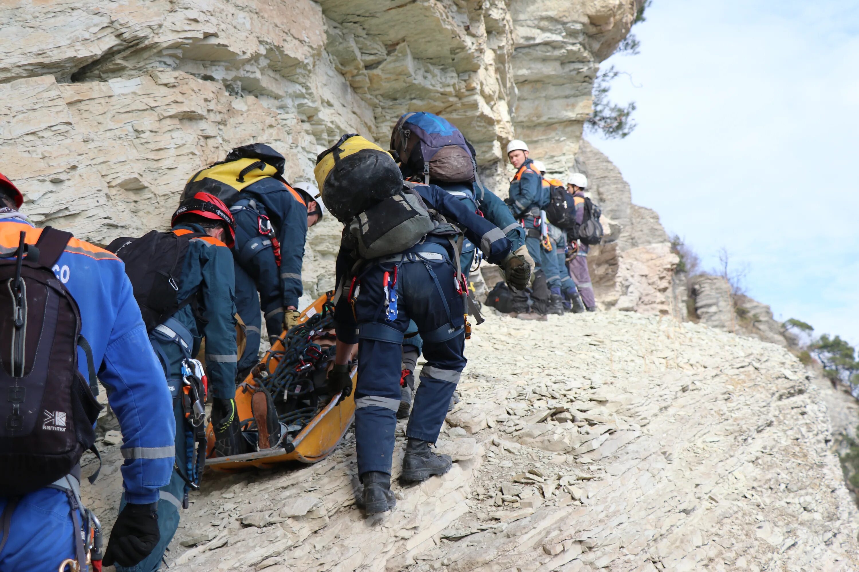 Эвакуация пострадавшего при дтп. Места эвакуации пострадавших. Эвакуация пострадавшего транспорта. В мелитополе объявлена эвакуация. Упражнения по спасению и эвакуации пострадавших.