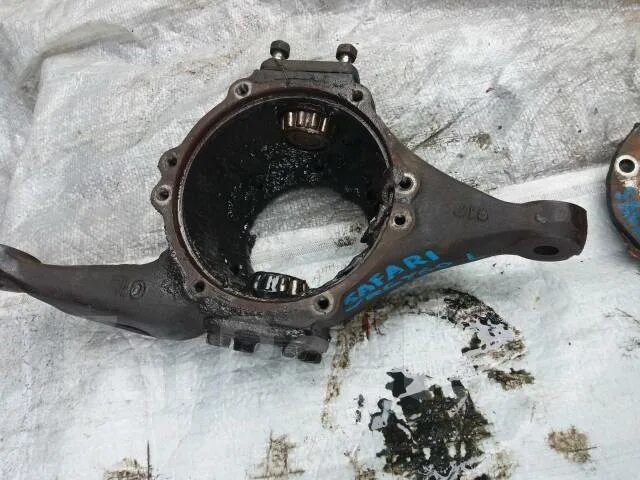 Поворотный кулак ниссан патрол. 40566vb000. Поворотные кулаки ниссан патрол. Nissan 40566vb300 knuckle assy, steering. Поворотный кулак ниссан патрол.