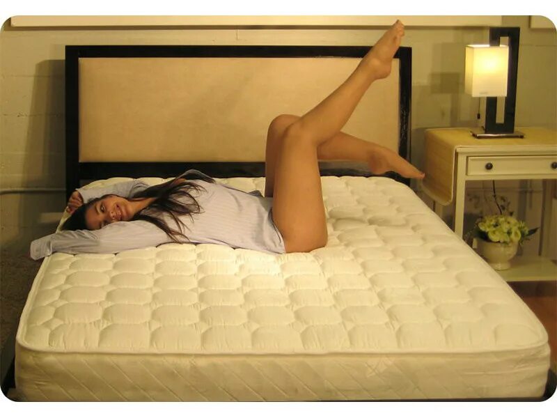 Спать поперек кровати. Спать поперек кровати. Лежать поперек кровати это как. Стронг что это значит в мебели. Лежать поперек кровати это как.