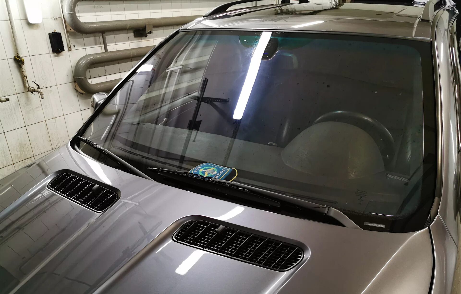 Лобовое стекло bmw x5. BMW x5(e70)лобовое стекло. Лобовое стекло БМВ е53. Атермальное стекло е53. Лобовое стекло BMW e53 KVR.