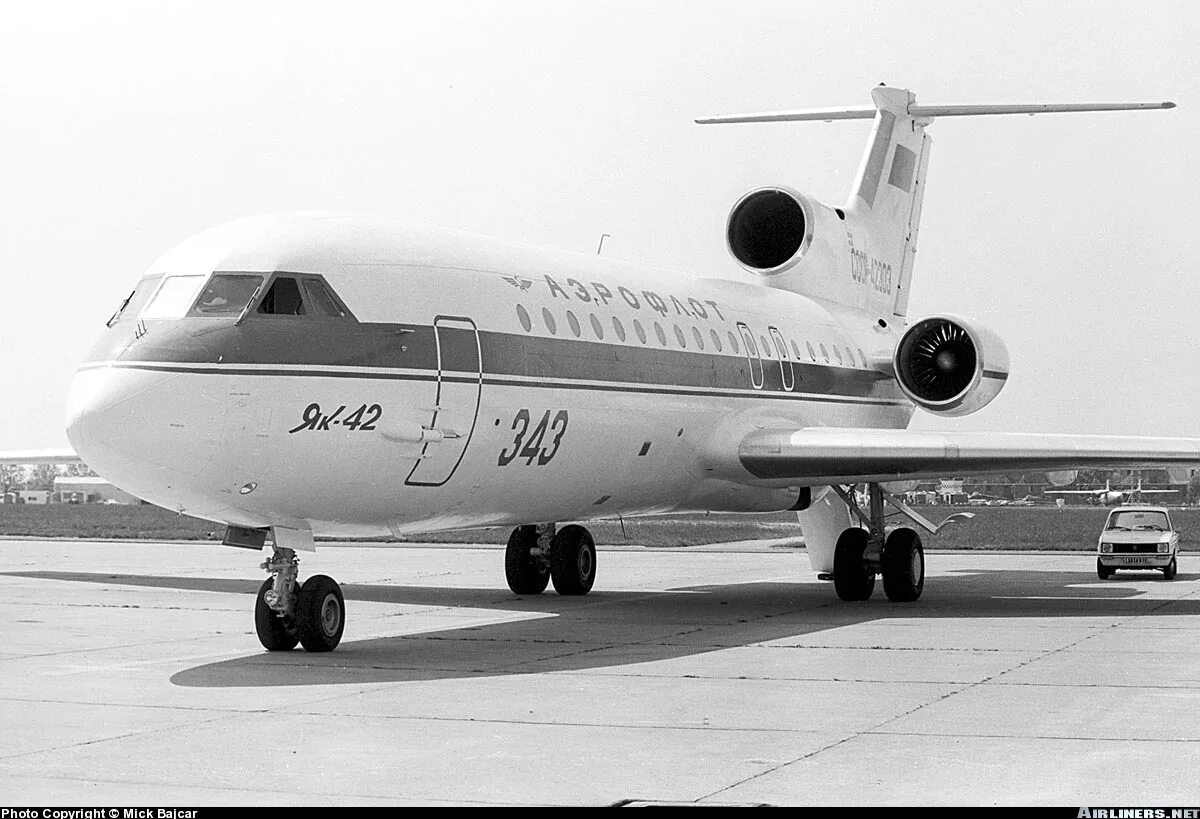 Первый полет пассажирского самолета. Як 42. Як-42 пассажирский. Самолёт як-42. Ле-Бурже 1977 як-42.