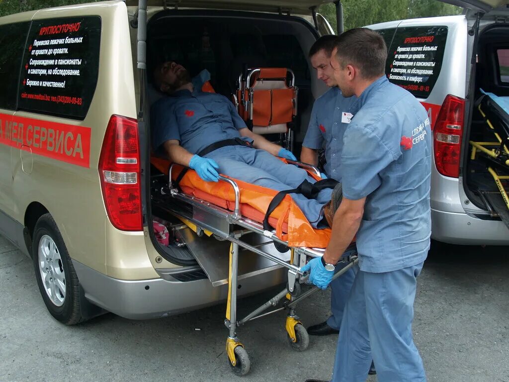 Транспортировка лежачих больных. Госпитализация на скорой помощи. Помощь перевозка больных. Автомобиль для перевозки лежачих больных. Транспортировка лежачих.
