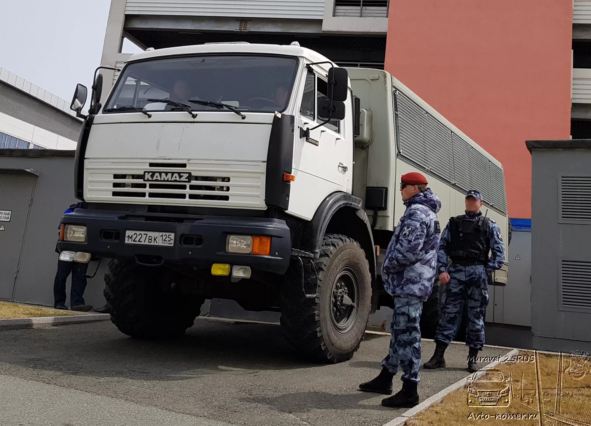 работа вахтой камаз. водитель самосвала. полюс логистика красноярск. работа вахтой камаз. водитель самосвала камаз.