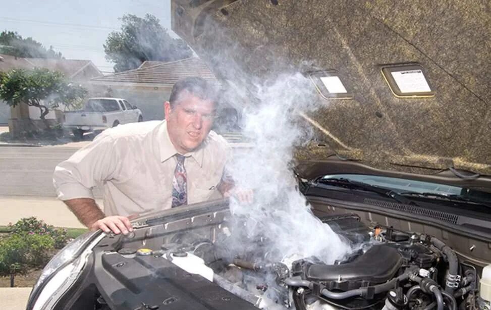 Машина дымится. Машина перегрелась. Перегрелся. Пар из под капота. Дым из под капота.