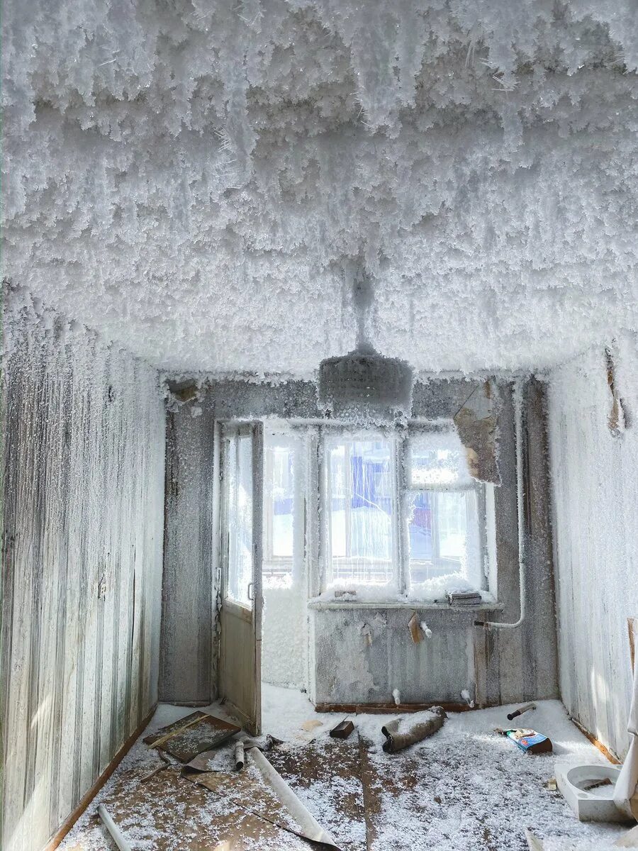 Замерзающий дом в омске картинки. Промерзший дом иркутск. Авария на теплотрассе в глазове на к маркса. Некрасова 84 киров. Замерзший дом.