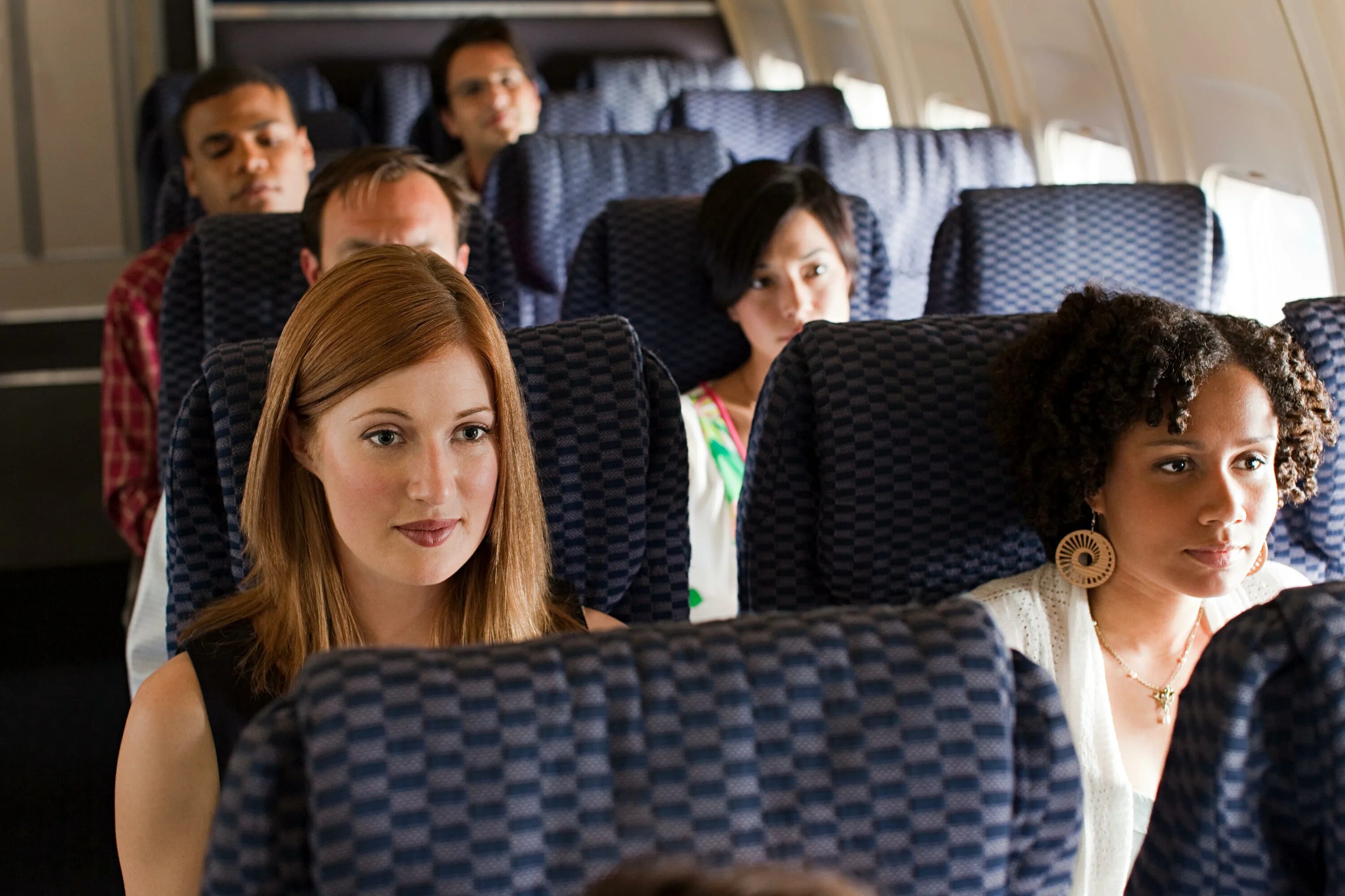 Полет в самолете 18. Салон самолета с людьми. Passengers on a plane. Автобус который едет к самолету. Один мужчина две женщины в самолете.