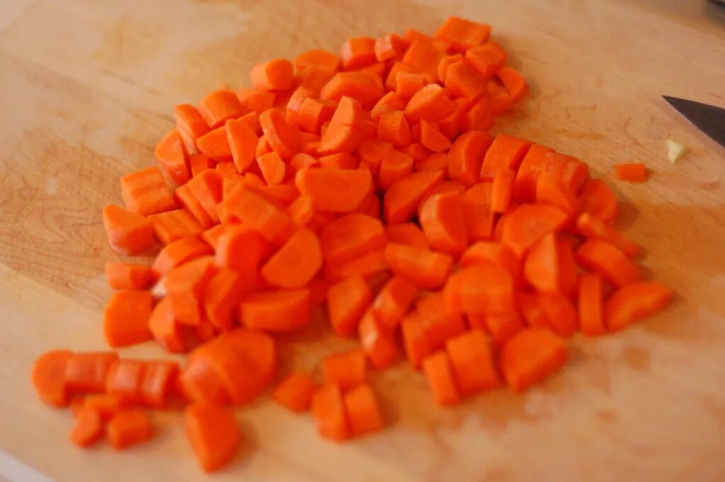 Морковь резаная. Морковь нарезанная. Нарезка моркови ломтиками. Нарезка моркови брусочками.