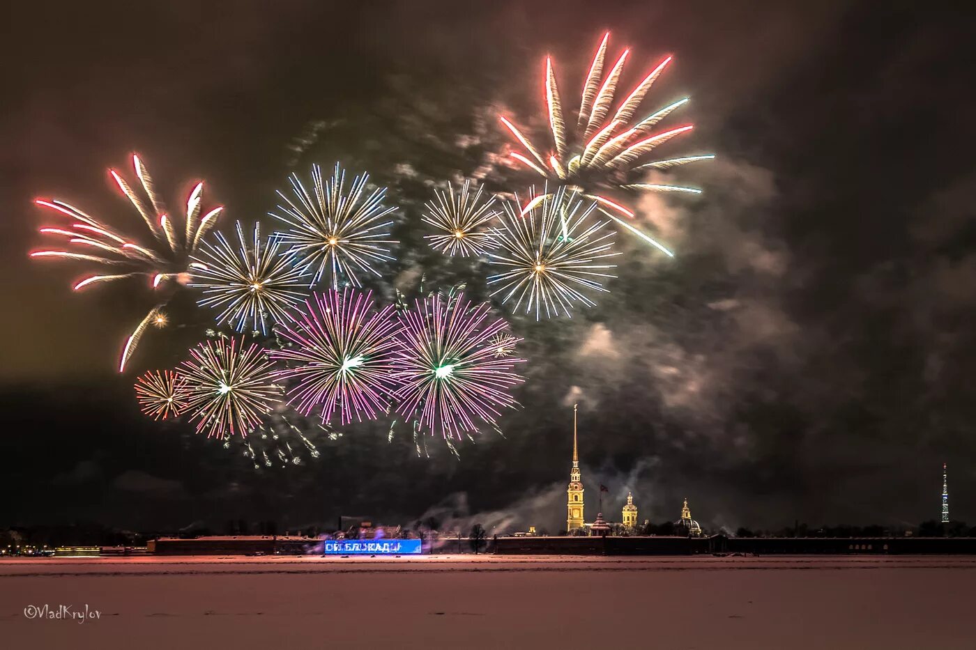 Санкт Петербург салют 27 января. Салют Победы Санкт-Петербург. Блокада Ленинграда салют. Салют 9 мая Питер.