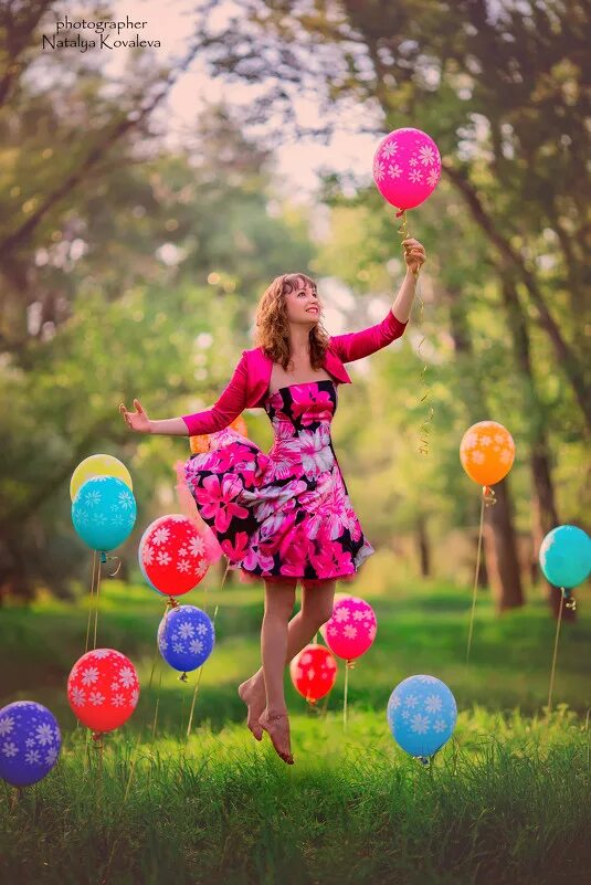 Фотосессия с воздушными шариками. Девушка с воздушными шарами. Фотосессия с воздушными шарами на природе. Воздушный шарик.
