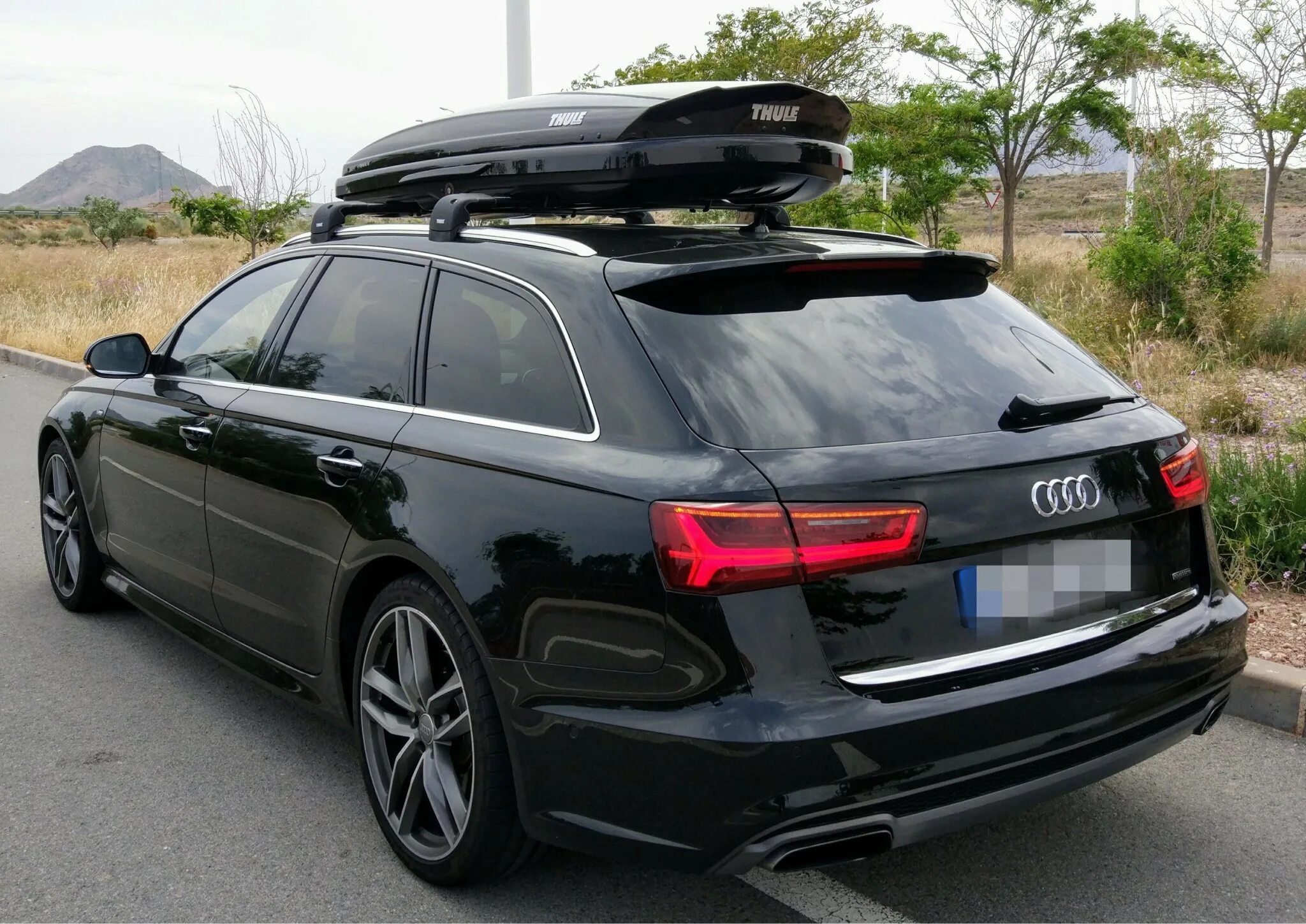 На крыше универсала. Audi q7 4m Thule Dynamic. Thule Dynamic m q5. Audi a6 avant Thule. Ауди рс6 с багажником на крыше.