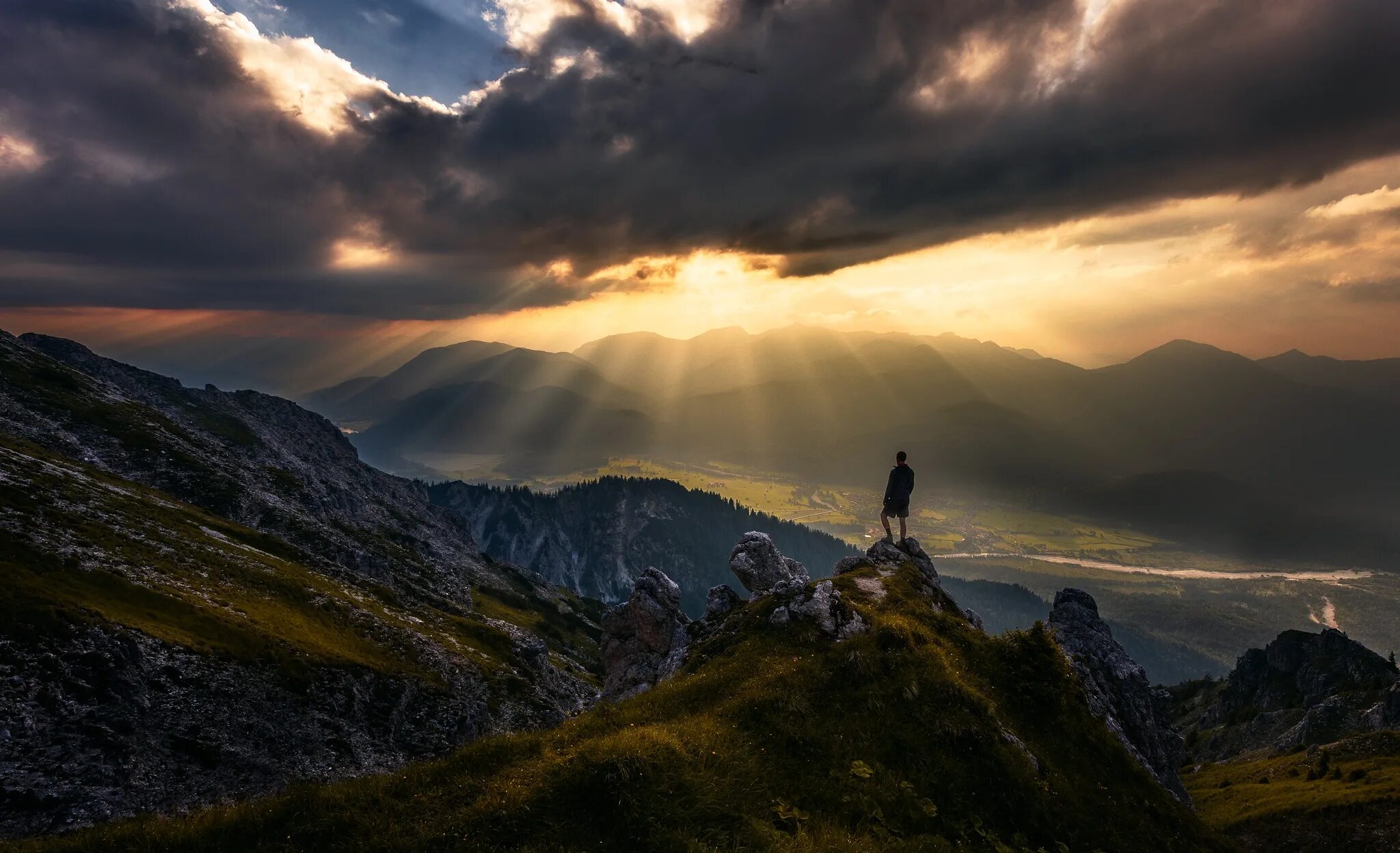 Горы вдалеке. Фотосессия в горах. Человек на обрыве. Жизнь она такая. Там где то далеко в горах.