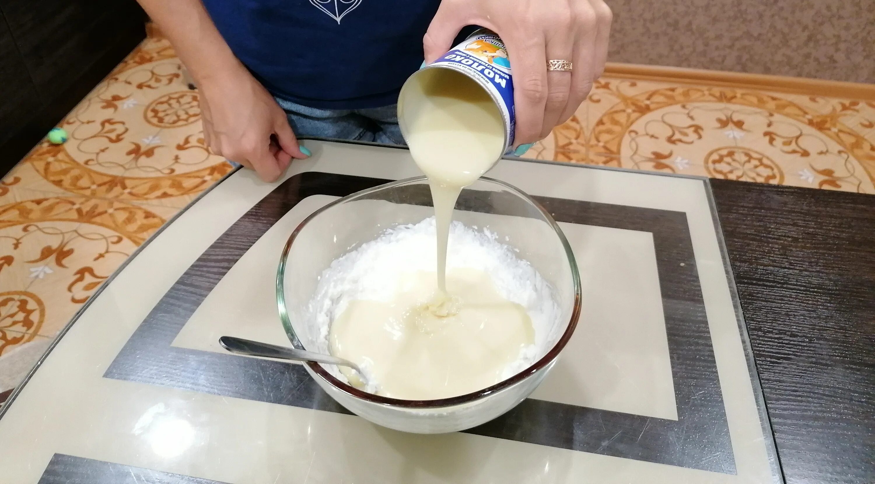 Крем из творога и сгущенки. Крем для торта из творожного сыра и сгущенки. сметанный крем со сгущенкой густой. крем из сметаны и сгущенки для украшения торта. крем для торта из творога и сгущенки.