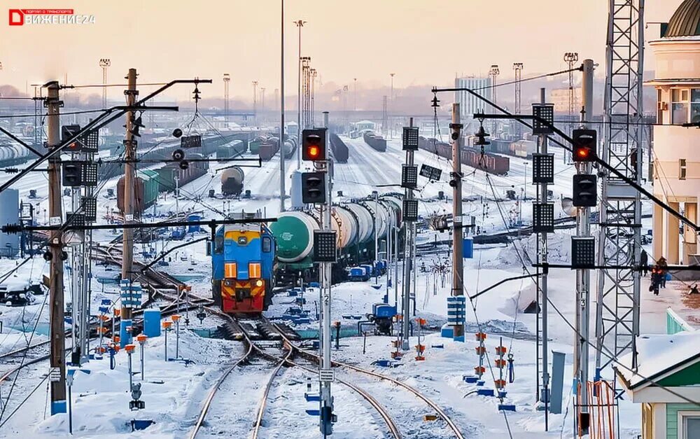 Чмэ3 5082. Маневровый локомотив сортировочная станц. Маневровая автоматическая локомотивная сигнализация. Осаживание это жд. Маневровая централизация.