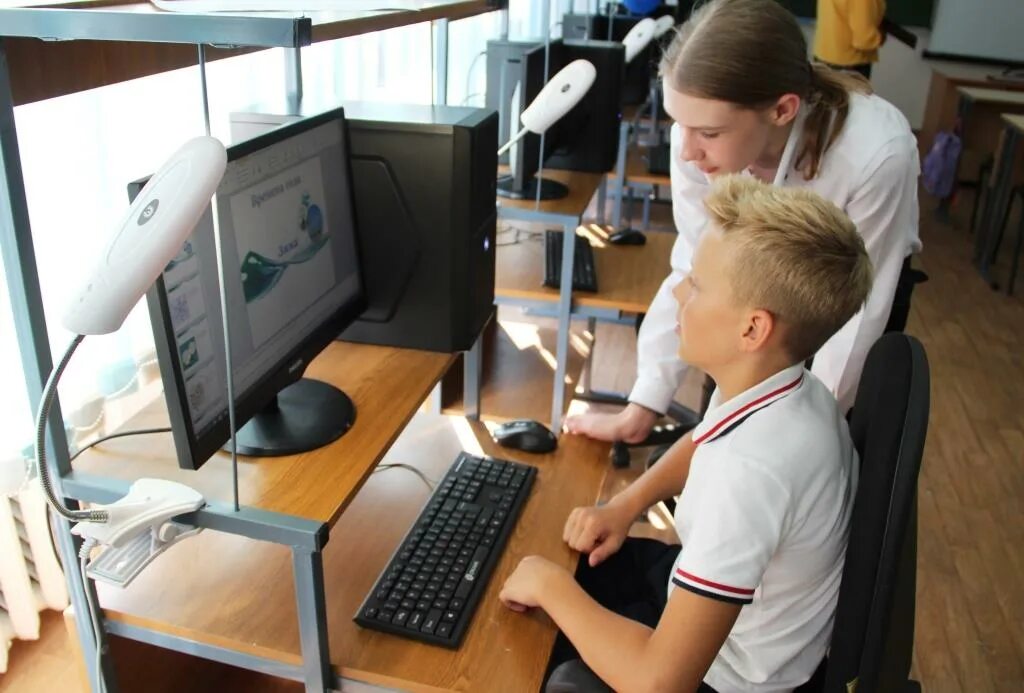 В классе установили новый компьютер. Компьютерный класс с учениками. Компьютерный класс в школе. Дети в компьютерном классе. Дети в компьютерном классе в школе.