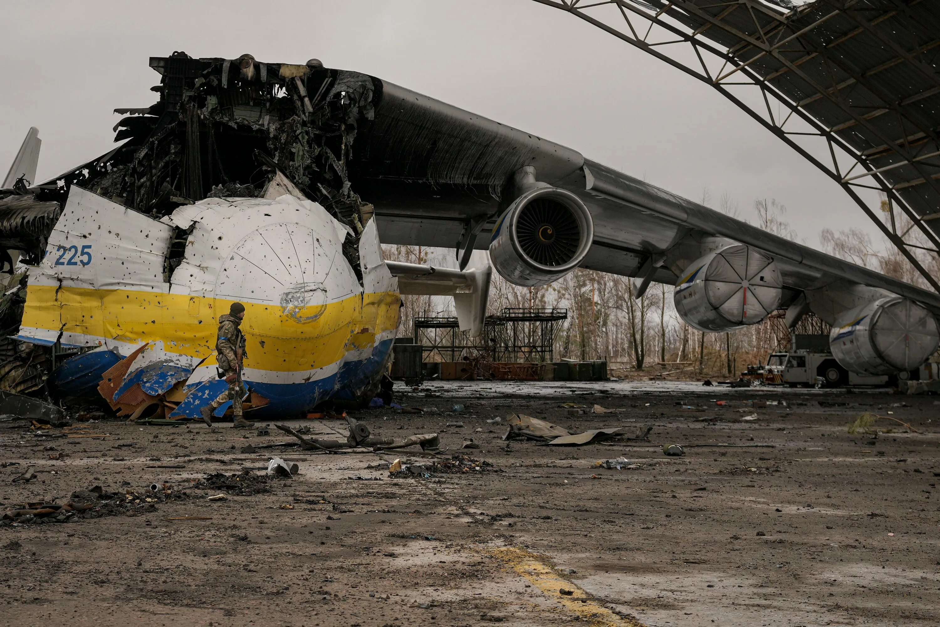 Уничтожили украинский самолет. Ан 225 мрия подбили. Самолёт ан-225 мрия уничтожен. Ан-225 мрия гостомель. Самолёт ан-225 мрия уничтожен.