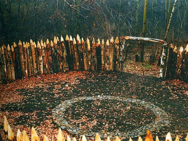 ритуалы черной магии. магический ритуал. алтарь жертвенный греция. место ритуала. алтарь мероде.