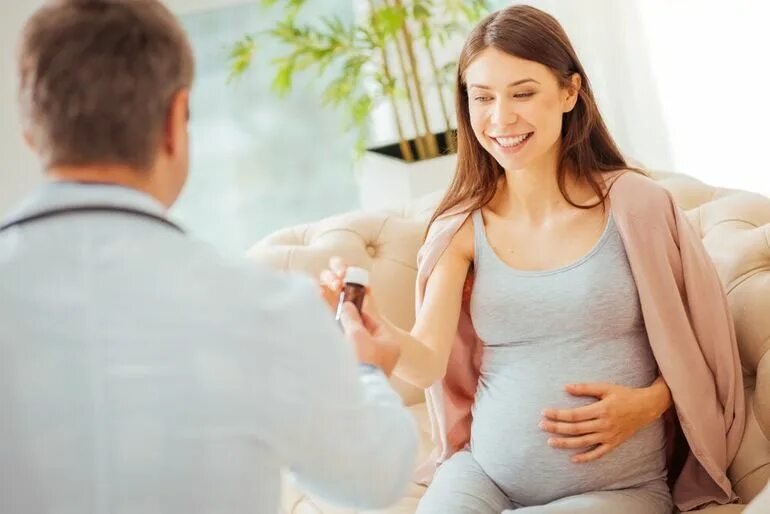 Счастливая беременность. Счастливая беременность для визуализации. Expectant mother and expectant father. Беременность положительной мамы