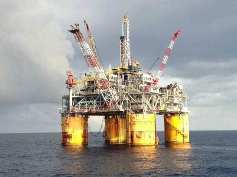 Oil and gas platform north sea. Oil development. Development of oil fields. Ангола промышленность. Ангола gulf oil.