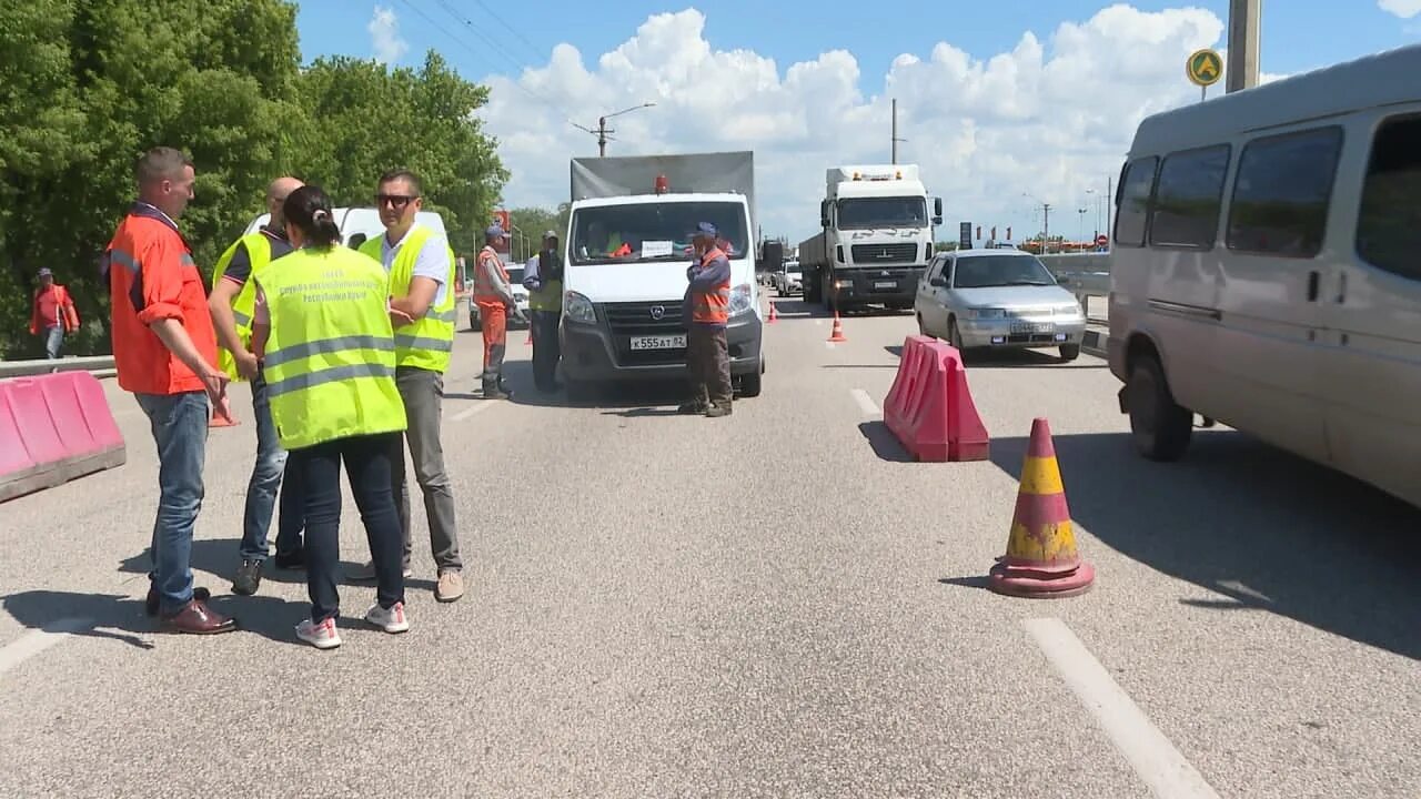 Симферополь сейчас новости. Провал на дороге м-8. ДТП В забор Симферополь сегодня на Евпаторийском шоссе. В Симферополе ИЗИ дождя провалилась дорога. Семья провалилась под дороги в Симферополе.