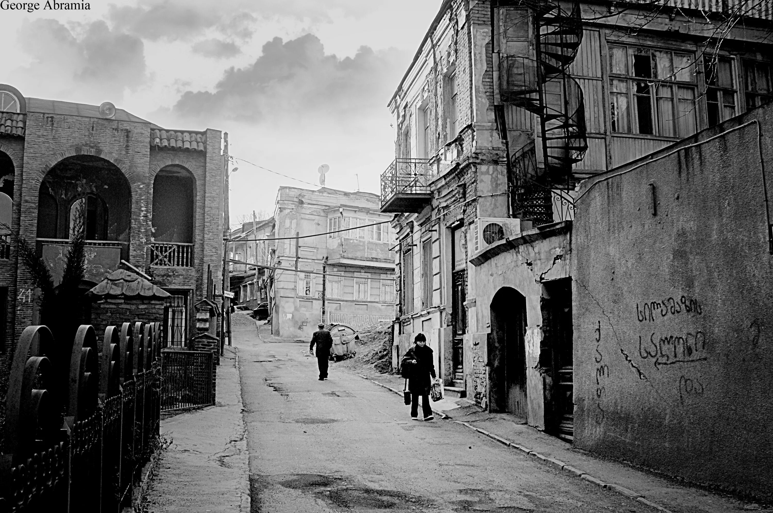 Tbilisi streets. Тбилиси улицы. Улочки Тбилиси. Улица Грибоедова Тбилиси. Тбилиси 2001.