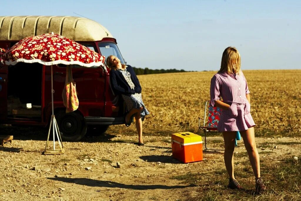 босиком в подвале. босиком по слизнякам 2010. босиком по слизнякам фильм. режиссер босиком. мальчик босиком.