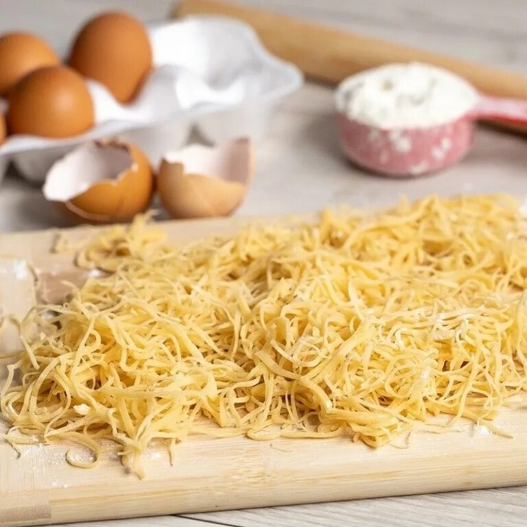 что приготовить с домашней лапшой. лапша домашняя. макароны из теста. лапша домашняя. круглая лапша.